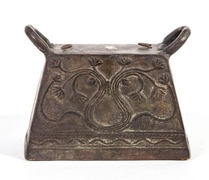 null Cloche rectangulaire en bronze à décor de rinceaux. Birmanie. H.: 14,5 cm.