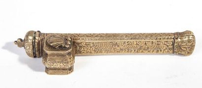 null Nécessaire composé d'un encrier et d'un porte plume en bronze, Proche-Orient,...
