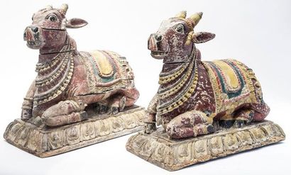 null Paire de sculptures en bois polychrome représentant Nandi, la monture de Siva....