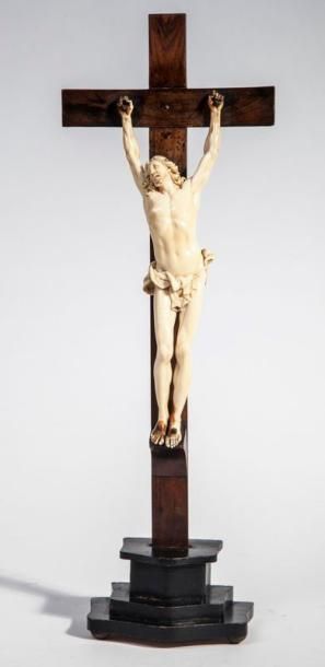 null Crucifix avec Christ en ivoire, croix en acajou et bois teinté. Tête inclinée...
