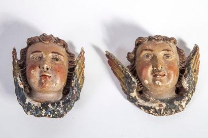 null Paire de têtes d'angelots en bois sculpté en applique et polychromé. XVIIe siècle...