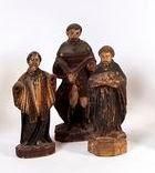 null Lot de trois statuettes en bois sculpté en ronde-bosse et polychromé: saint...