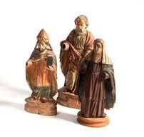 null Lot de trois statuettes en bois sculpté en ronde-bosse et polychromé: un saint...