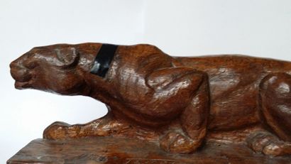 TRICOT M, 1892-? Panthère à l'affut Sculpture en bois, signée long:45, Ht.17 cm