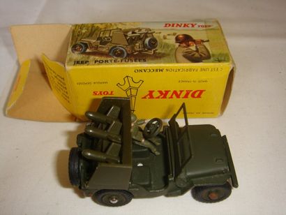 null DINKY TOYS France 828 MILITAIRE JEEP PORTE FUSEES VERT Etat: BE+B