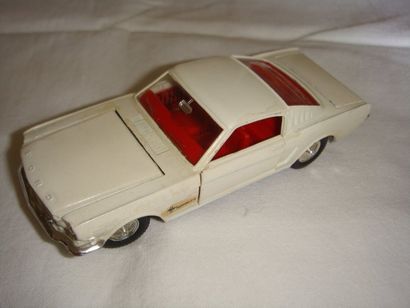 null DINKY TOYS GRANDE BRETAGNE 161 VOITURE FORD MUSTANG BLANC Etat: TBE