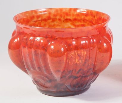 LOUVRIER Vase à corps ovoïde conique et col légèrement ourlé. Epreuve en verre marmoréen...
