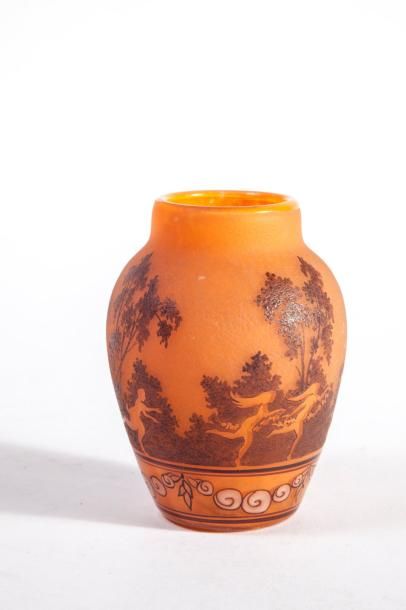 MÜLLER FRÈRES Vase ovoïde à col droit. Epreuve en verre orange à décor dégagé en...