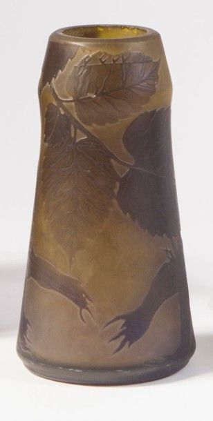 RICHARD Vase tube légèrement biconique. Epreuve en verre doublé vert marron sur fond...