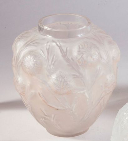 SABINO Vase ovoïde en verre blanc moulé à décor de chardons satiné mat et brillant....