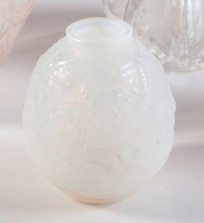 VERLYS Vase boulle à petit col annulaire. Epreuve en verre blanc dépoli moulé pressé....