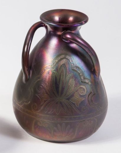 TRAVAIL FRANÇAIS Vase en céramique à corps ovoïde cabossé et trois anses latérales...