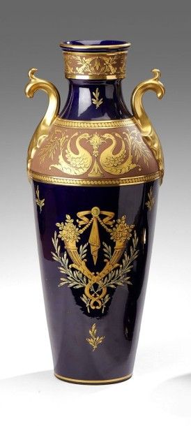 SÈVRES (dans le goût de) Grand vase en porcelaine à panses conique et anses en forme...