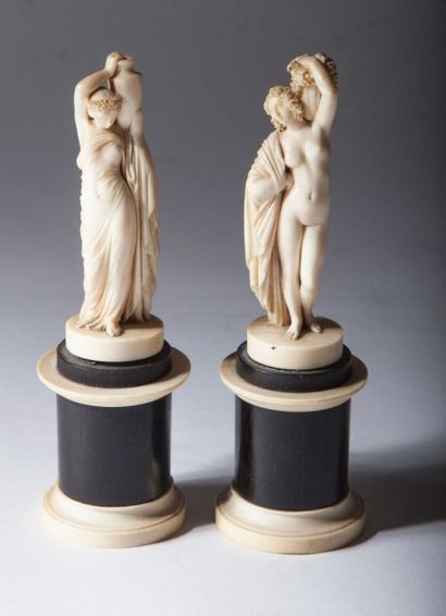 null Ensemble de deux statuettes allégoriques en ivoire de Dieppe reposant sur des...