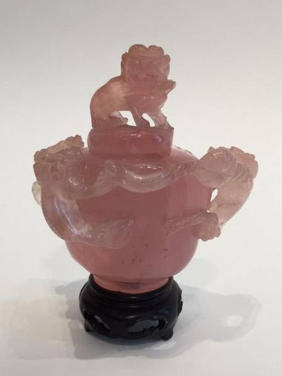 null Petit vase couvert en quartz rose à décor de lions bouddhiques sculptés en relief...
