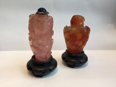 null Deux tabatières: 1/ L'une en quartz rose à décor en relief d'un servidé et d'une...