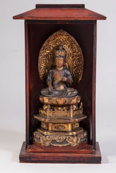 null Sujet en bois laqué et doré, représentant la divinité Kannon assise en méditation...