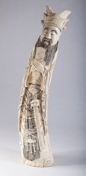 null Grand sujet en ivoire représentant l'Auguste de Jade tenant une tablette gui....