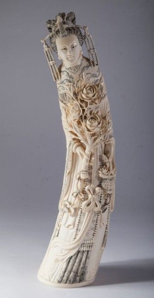 null Sujet en ivoire sculpté représentant une déesse du printemps tenant une branche...