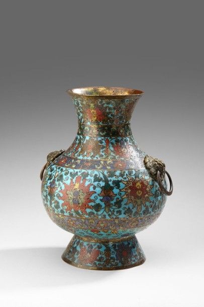 null Vase en bronze de patine brune de style archaïsant en forme de Fanghu Deux masques...