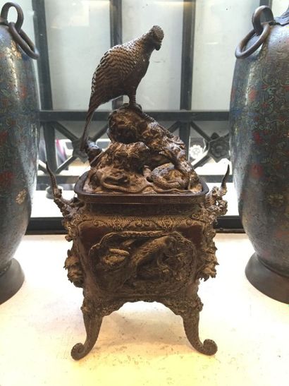 null  Brûle parfum
en bronze à patine brune à décor de phoenix et de serpents.
Japon,...
