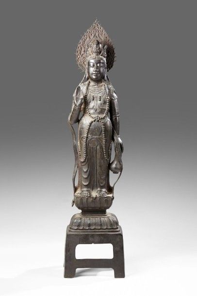 null Importante statue en bronze de patine brune représentant la déesse Guanyin debout...