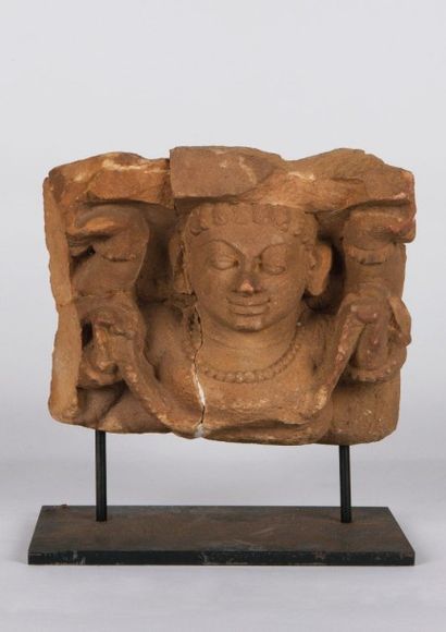 null Yaksha ou Vidyadhara. Ce fragment architectural s'inscrit en haut-relief orné...