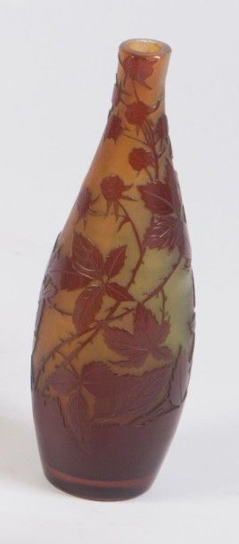 GALLE Petit vase ovoïde et col droit. Epreuve en verre doublé orange sur fond jaune....