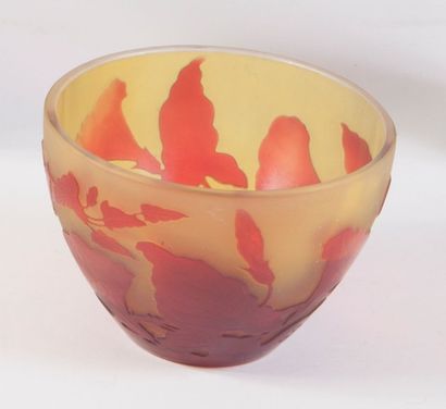 GALLE Vase à corps hémisphérique et col droit. Epreuve en verre doublé rouge orangé...