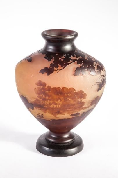 GALLE Vase à corps ovoïde sur talon et col ourlé. Epreuve en verre blanc et violet...