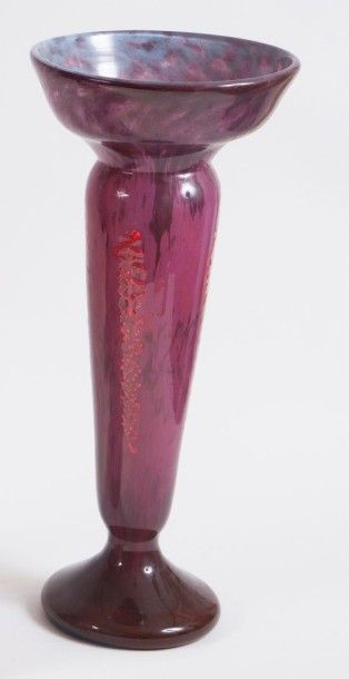 DAUM Grand vase cornet et col ouvert sur piédouche. Epreuve en verre marmoréen violet...