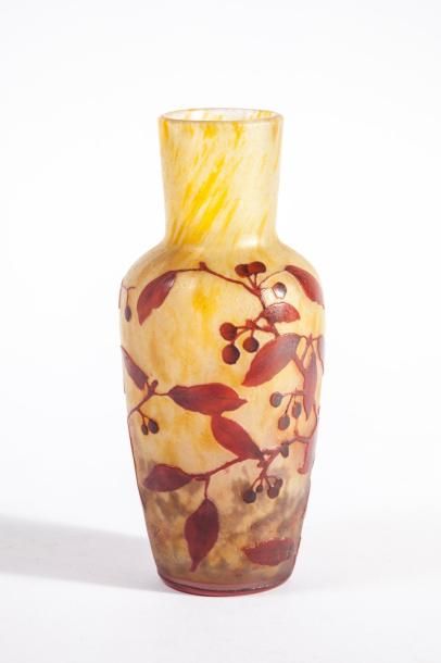 DAUM Vase bouteille à panse panse et col coniques. Epreuve en verre marmoréen jaune...