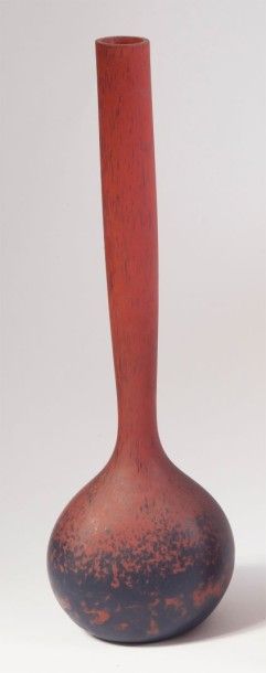 André DELATTE Grand vase à base bulbeuse et long col cylindrique galbé. Epreuve en...