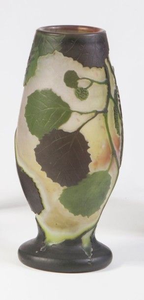 Georges DE FEURE Vase balustre sur piédouche. Epreuve en verre doublé vert foncé...