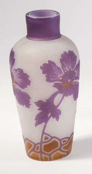 Georges DE FEURE Vase ovoïde et col cylindrique. Epreuve en verre multicouche violet...