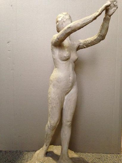 LARCHE Raoul, d'après Femme marchant les bras levés sculpture en plâtre, traces de...