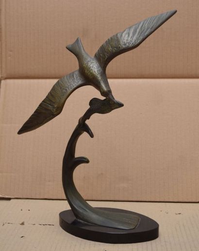 LAVROFF Georges, 1895-1991 Oiseau tenant un poisson bronze à patine verte et dorée...