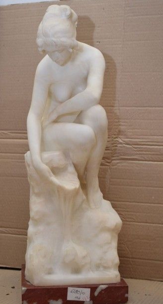 CONTI P., début XXe siècle Baigneuse à la source sculpture en albâtre, socle en marbre...