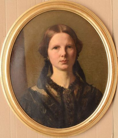 École du XIXe siècle Jeune femme en noir huile sur toile de format ovale, non signée...