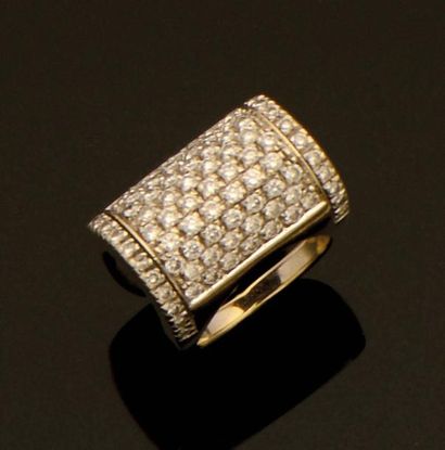 null Bague double anneau en or gris formant un rouleau entièrement pavé de diamants...