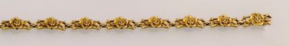 null Bracelet en or jaune composé de maillons à motifs floraux. Vers 1900. Poids...