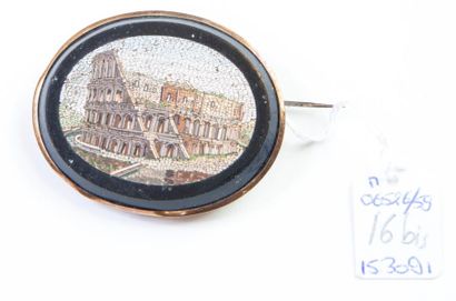 null Broche ornée d'une micro mosaïque sur fond d'onyx figurant le Colisée de Rome...