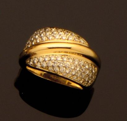 null Bague «Jonc» en or jaune à motifs croisés pavés de diamants taille brillant...