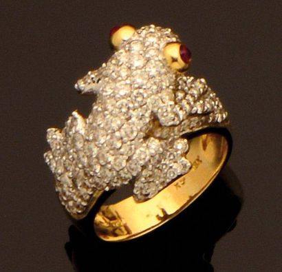null Bague en or de deux tons représentant une grenouille entièrement pavée de diamants...