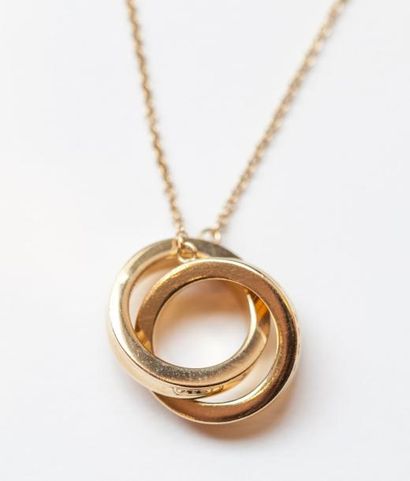 TIFFANY & CO Pendentif en or jaune composé de deux anneaux entrelacés retenus par...
