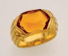 BULGARI Bague jonc en or jaune godronné sertie d'un cabochon de citrine facettée....