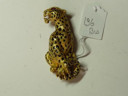 null Broche figurant une panthère assise en or jaune ciselé agrémenté d'émail noir,...