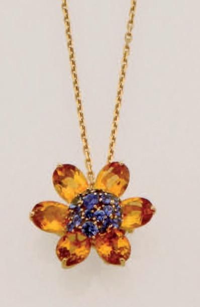 VAN CLEEF & ARPELS Broche clip en or jaune formant une fleur, modèle «Hawaï», le...