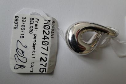 FRED Pendentif en or gris formant une volute. Signé numéroté: BU991414 13,4 g