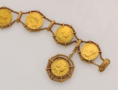 null Bracelet en or jaune orné de six pièces de 20 francs or reliées par des chaînes...